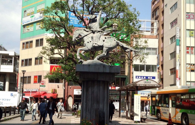 JR日暮里駅前の銅像