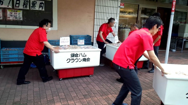 鎌倉ハムクラウン商会の商品が並べられる光景