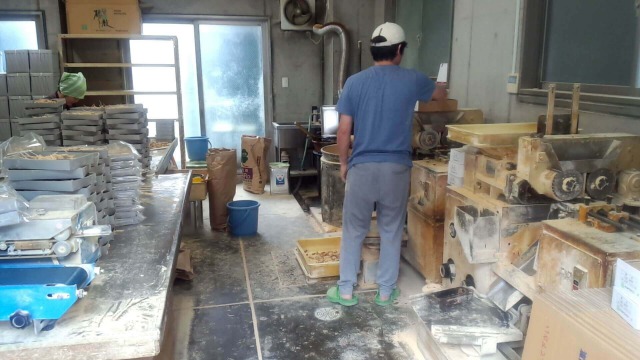 西島製菓の工場直売店の作業場2