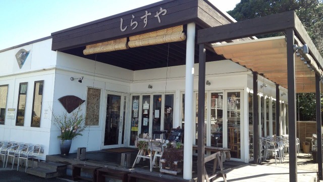 勘浜丸直営のお店「しらすや」