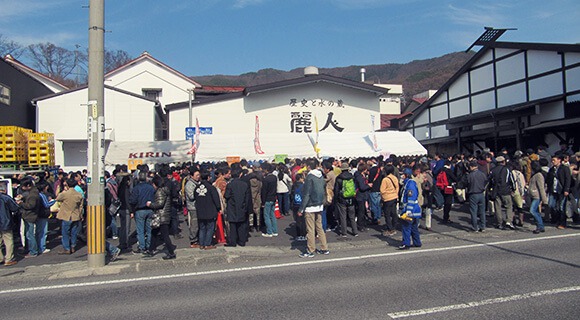 「上諏訪街道　呑みあるき」の当日の様子